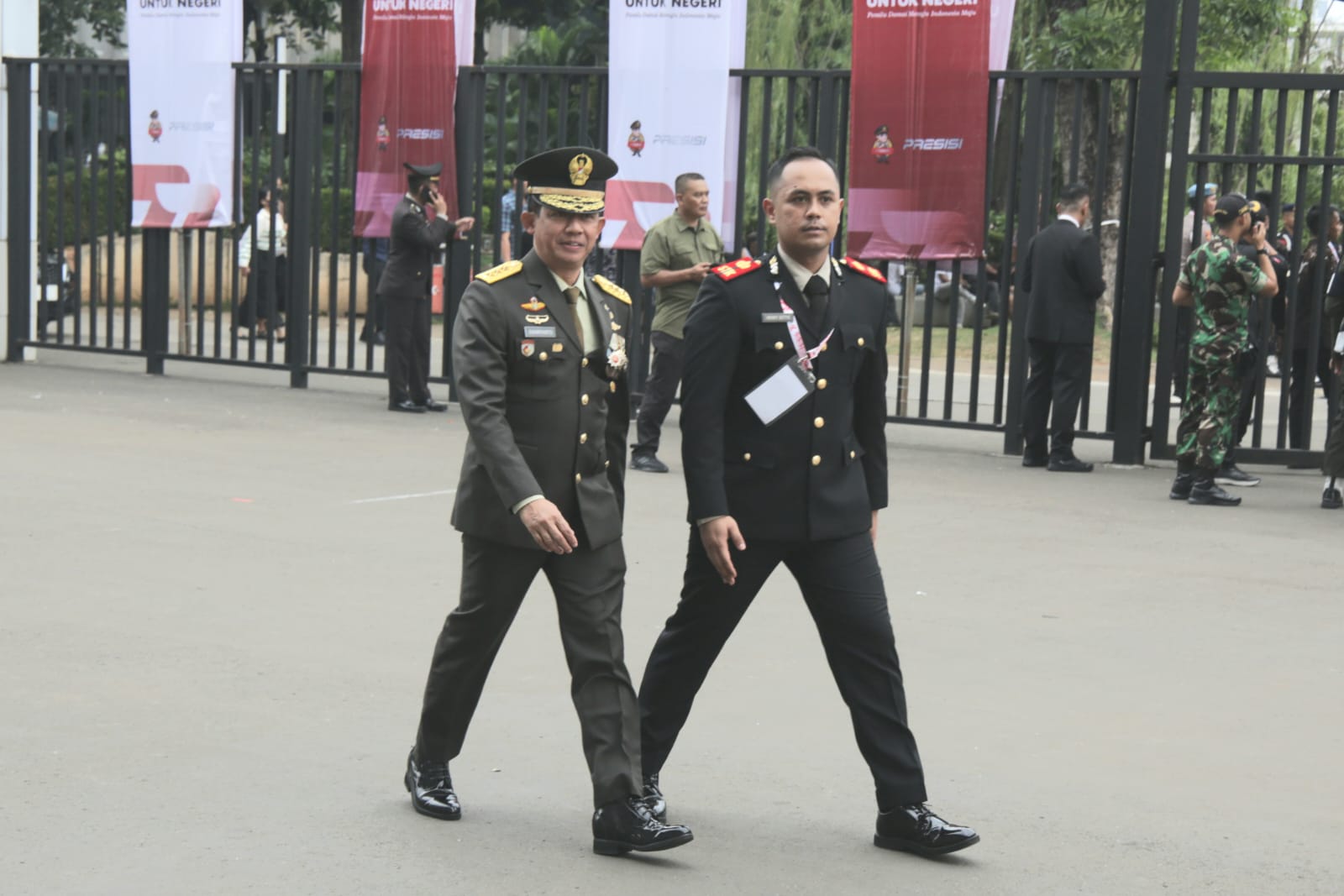 Kepala Badan Nasional Penanggulangan Bencana Letjen TNI Suharyanto S.Sos., M.M., (Kiri) memasuki Stadion Utama Gelora Bung Karno saat menghadiri Upacara Peringatan HUT ke-77 Bhayangkara, Jakarta, Sabtu (1/7).